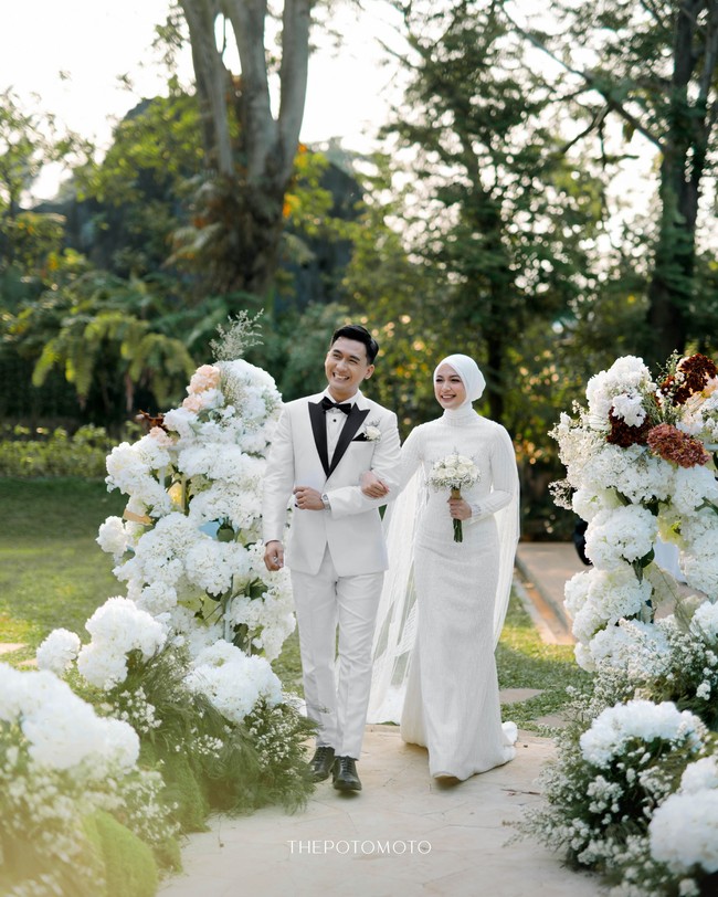 Kecantikan Dea Annisa terpancar dalam balutan hijab putih bergaya clean yang diikat rapi ke belakang yang ditata oleh @nia_hijabstylist. Gayanya yang minimalis dan bersahaja ini membuat mantan artis cilik ini terlihat memukau di hari bahagianya. Foto: Dok. Instagram @deaaannisa.