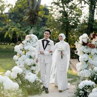 Kecantikan Dea Annisa terpancar dalam balutan hijab putih bergaya clean yang diikat rapi ke belakang yang ditata oleh @nia_hijabstylist. Gayanya yang minimalis dan bersahaja ini membuat mantan artis cilik ini terlihat memukau di hari bahagianya. Foto: Dok. Instagram @deaaannisa.
