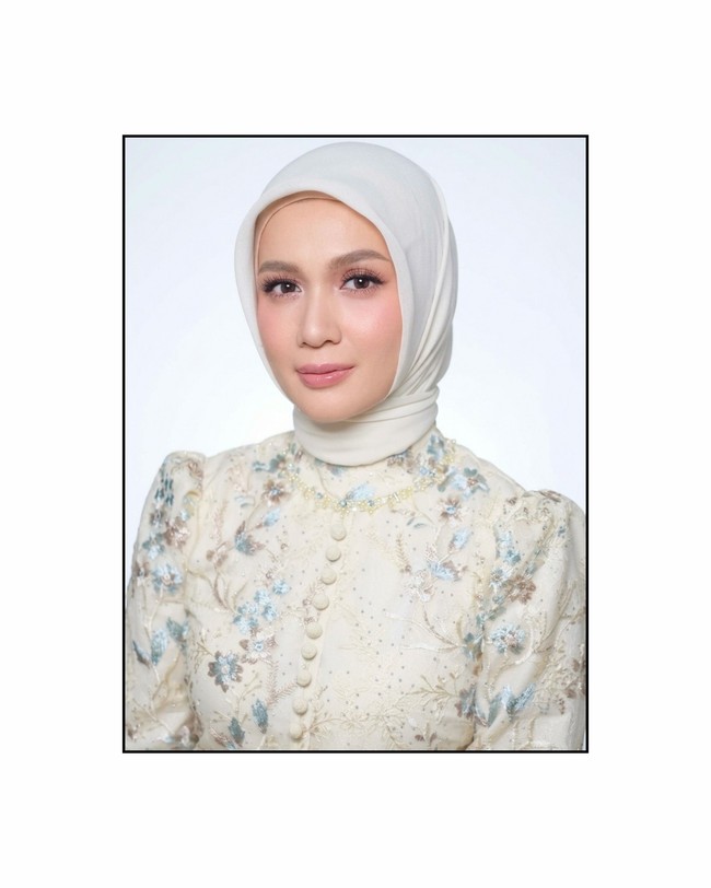 Saat momen pengajian, aura kebahagiaan Dea Annisa semakin terpancar dengan gaya hijabnya yang clean minimalis dan menawan. Kesederhanaan penampilannya di momen penting ini menunjukkan kecantikan yang sesungguhnya. Saat mengunggah foto berhijab, salah satu netizen menyoroti tatanan hijabnya. Dea mengaku membentuk sendiri hijabnya, ini aku bikin sendiri kaa :) jadi bukan salah MUA nya karena bukan tugas diaa. terimakasih atas concern nyaaa 🙏🏻, balas Dea. Foto: Dok. Instagram @deaaannisa.