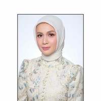 Saat momen pengajian, aura kebahagiaan Dea Annisa semakin terpancar dengan gaya hijabnya yang clean minimalis dan menawan. Kesederhanaan penampilannya di momen penting ini menunjukkan kecantikan yang sesungguhnya. Saat mengunggah foto berhijab, salah satu netizen menyoroti tatanan hijabnya. Dea mengaku membentuk sendiri hijabnya, ini aku bikin sendiri kaa :) jadi bukan salah MUA nya karena bukan tugas diaa. terimakasih atas concern nyaaa 🙏🏻, balas Dea. Foto: Dok. Instagram @deaaannisa.