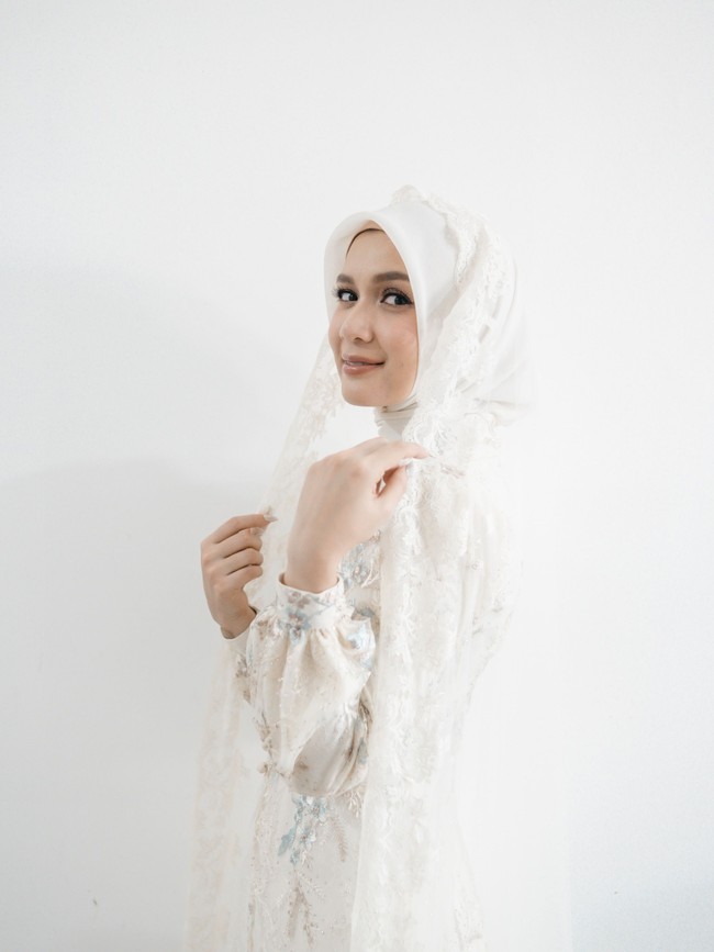 Pemain sinetron Bidadari ini memilih gaya hijab clean minimalis yang rapi dan elegan untuk menyempurnakan hari istimewanya. Penampilannya yang sederhana dan berkelas ini menjadikannya pengantin Muslimah yang memukau. Foto: Dok. Instagram @deaaannisa.