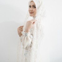 Pemain sinetron Bidadari ini memilih gaya hijab clean minimalis yang rapi dan elegan untuk menyempurnakan hari istimewanya. Penampilannya yang sederhana dan berkelas ini menjadikannya pengantin Muslimah yang memukau. Foto: Dok. Instagram @deaaannisa.