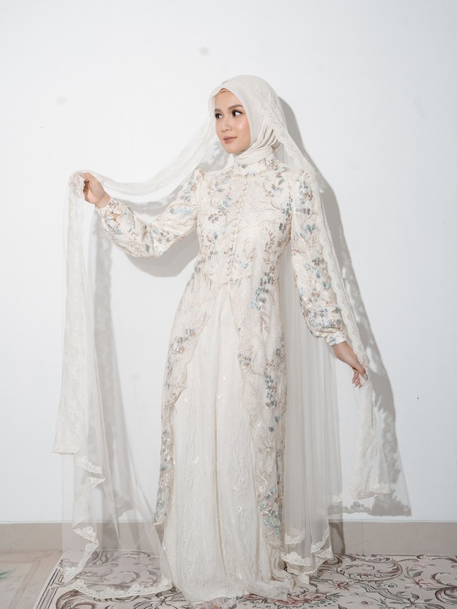 Kecantikan wanita kelahiran 29 Februari 1996 ini terlihat sempurna dalam balutan hijab clean minimalis yang menonjolkan fitur wajahnya. Di hari istimewa, penampilannya yang memesona dan elegan ini menjadi inspirasi. Foto: Dok. Instagram @deaaannisa.