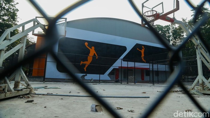GOR Basket Bekasi Berkapasitas 2.000 Penonton Siap Dipakai Oktober 2026 Pekerja menyelesaikan pengerjaan GOR Basket Kota Bekasi, Jumat (14/8/2026).