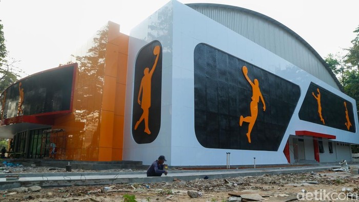Pekerja menyelesaikan pengerjaan GOR Basket Kota Bekasi, Jumat (14/8/2026).