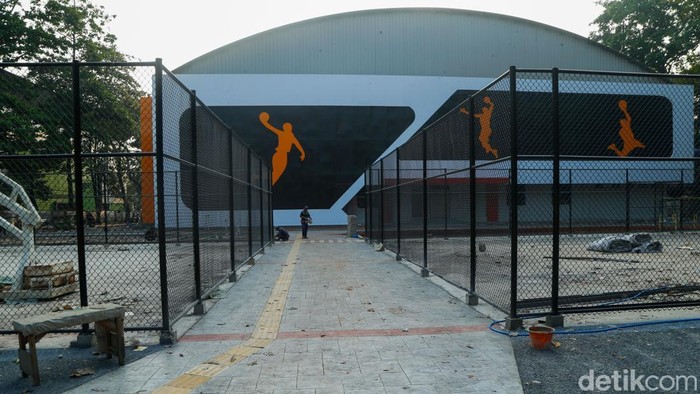 GOR Basket Bekasi Berkapasitas 2.000 Penonton Siap Dipakai Oktober 2026 Pekerja menyelesaikan pengerjaan GOR Basket Kota Bekasi, Jumat (14/8/2026).