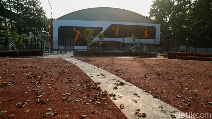 GOR Basket Bekasi Berkapasitas 2.000 Penonton Siap Dipakai Oktober 2026 Pekerja menyelesaikan pengerjaan GOR Basket Kota Bekasi, Jumat (14/8/2026).