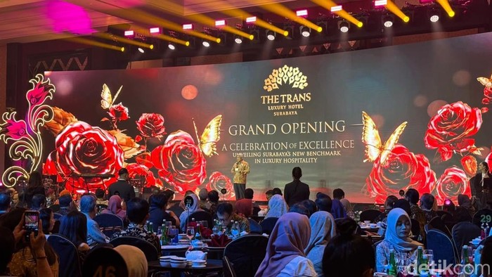The Trans Luxury Hotel Surabaya resmi menggelar grand opening pada Jumat (14/8/2026) di Jalan Ahmad Yani Nomor 260. Peresmian ini menandai hadirnya salah satu akomodasi hospitality mewah berstandar internasional