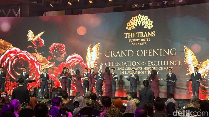 Tamu undangan mendapat pengalaman dinner berkesan di Grand Opening The Trans Luxury Hotel Surabaya
