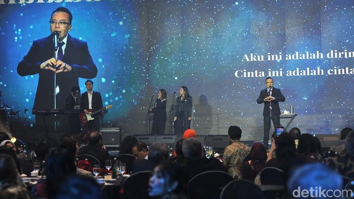 Ari Lasso saat tampil di puncak Grand Opening The Trans Luxury Hotel Surabaya