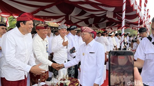 Gubernur Bali WayanKostersaat menghadiri apel Hari Jadi ke-68 Provinsi Bali di Lapangan Niti Mandala Renon, Denpasar, Jumat (14/8/2026). (Foto:Rizki Setyo/detikBali)