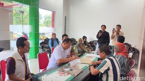 Gubernur NTB Lalu Muhamad Iqbal resmi mendaftar calon Ketua KONI NTB di kantor KONI NTB, Jumat (14/8/2026).