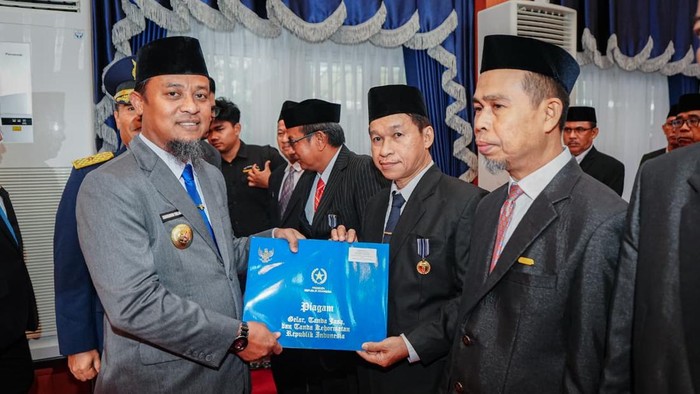 Gubernur Sulsel Andi Sudirman Sulaiman Gubernur Sulsel menyerahkan Satyalancana Karya Satya untuk 398 PNS Pemprov.