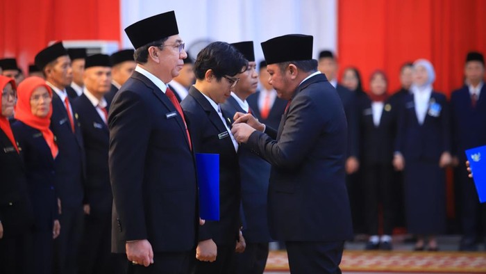 Gubernur Sumsel Herman Deru saat menyematkan Satyalancana Karya Satya ke salah satu ASN Pemprov