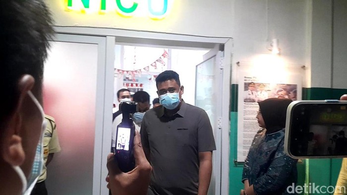 Gubsu Bobby Nasution menjenguk korban keracunan MBG (Nizar Aldi/detikSumut)