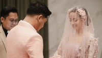 Immanuel Christover merasa Joanna Alexandra adalah jawaban dari doa. Kadang-kadang Tuhan membawa kita melewati jalan yang tidak kita pahami, hanya untuk membawa kita tepat ke tempat yang seharusnya kita tuju. Hari ini, saya lebih memahami. Anda bukan hanya bagian dari cerita saya. Anda adalah jawaban untuk doa yang tidak selalu saya tahu bagaimana untuk mendoakan, tulisnya. (Foto: dok Instagram immanuelchristover)