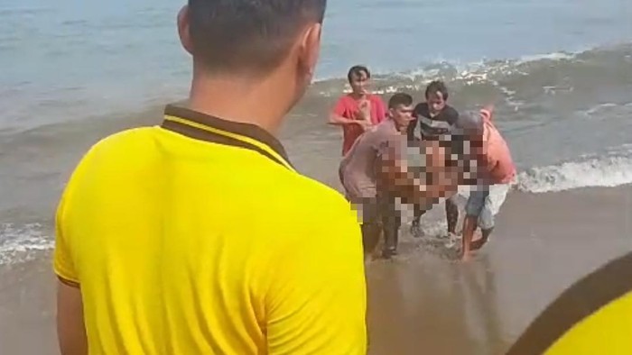 Jasad korban saat dievakuasi warga di Pantai Pesisir Barat