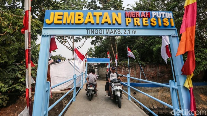Warga melintasi Jembatan Merah Putih Presisi di Ciputat, Tangerang Selatan, Banten, Jumat (14/8/2026). Jembatan Merah Putih Presisi membantu membuka akses antarkampung dan antardesa, meningkatkan keselamatan, serta memudahkan masyarakat menuju sekolah, fasilitas kesehatan, tempat ibadah, dan pusat kegiatan ekonomi.