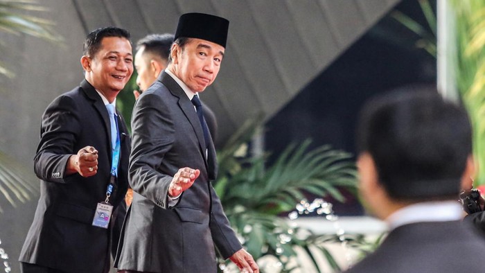 Presiden ketujuh RI Joko Widodo (kanan) tiba untuk menghadiri Sidang Tahunan MPR RI dan Sidang bersama DPR dan DPD RI tahun 2026 di Gedung Nusantara, Kompleks Parlemen, Senayan, Jakarta, Jumat (14/8/2026). ANTARA FOTO/Asprilla Dwi Adha/kye