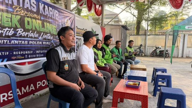 Kapolda Riau Irjen Pol Herry Heryawan duduk bareng komunitas ojol di Rest Area Ronggowarsito, Pekanbaru, Jumat (14/8/2026).