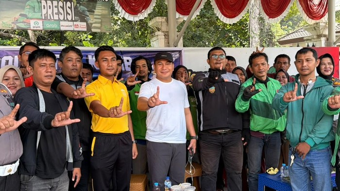Kapolda Riau Irjen Pol Herry Heryawan duduk bareng komunitas ojol di Rest Area Ronggowarsito, Pekanbaru, Jumat (14/8/2026).
