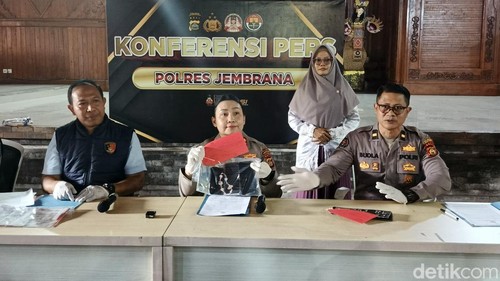Kapolres Jembrana, AKBP Cheery Sinta Maygrand Simamora, menunjukkanbarang bukti saat konferensi pers di Auditorium Pemkab Jembrana,Jumat (14/8/2026). (Foto: I Putu Adi Budiastrawan/detikBali)