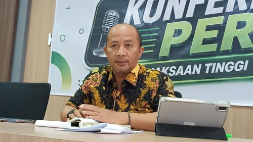 Kasi Penkum Kejati NTB, Muhammad Harun Al Rasyid, memberikan keterangan pers di ruang media center kantornya, Jumat (14/8/2026). (Foto: Abdurrasyid Efendi/detikBali)