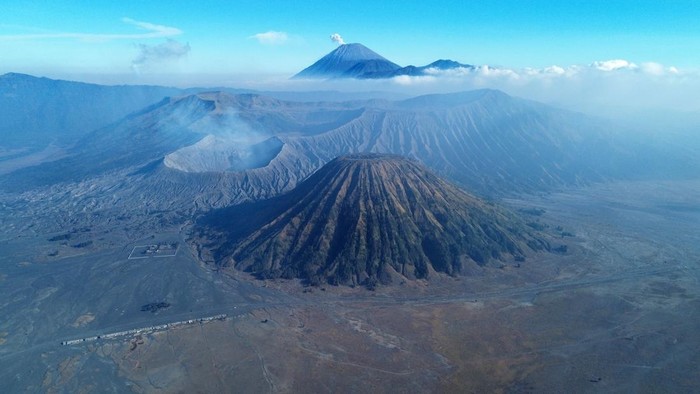 Foto udara kawasan Taman Nasional Bromo Tengger Semeru (TNBTS) dari puncak penanjakan 1 di Kabupaten Pasuruan, Jawa Timur, Kamis (13/8/2026). Kawasan wisata Gunung Bromo ditutup total untuk wisatawan akibat kebakaran hutan dan lahan hingga 15 Agustus