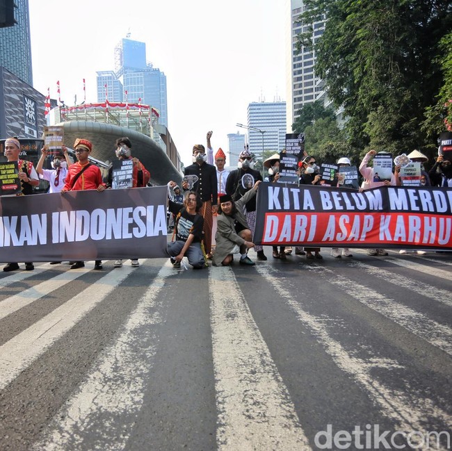 Kecam Karhutla, Aktivis Gelar Aksi di Pelican Crossing Jakarta