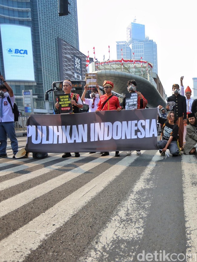 Kecam Karhutla, Aktivis Gelar Aksi di Pelican Crossing Jakarta