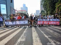 Kecam Karhutla, Aktivis Gelar Aksi di Pelican Crossing Jakarta