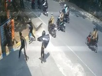 Kelompok Pelajar Pamer Sajam Depan SMKN 2 Kendari Berujung Dikejar Siswa-Guru