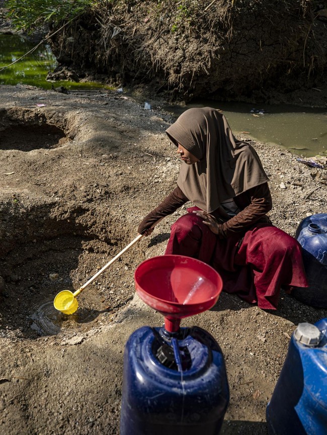 Kemarau Panjang Melanda, Warga Grobogan Berburu Air di Dasar Sungai