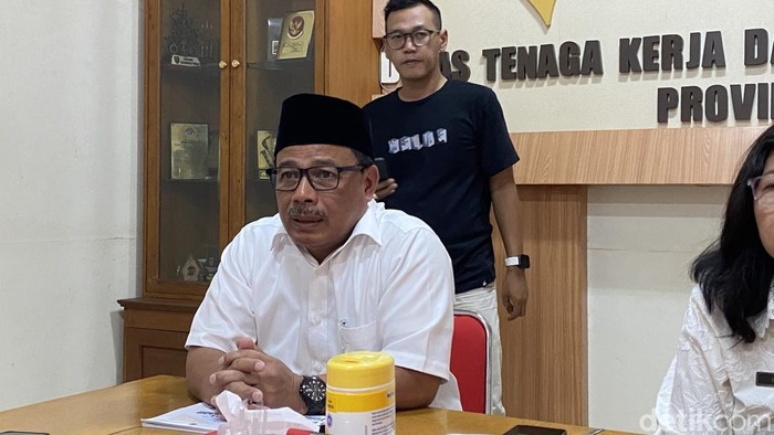 Kepala Disnakertrans Jateng, Ahmad Aziz di Kantor Disnakertrans Jateng, Kecamatan Semarang Selatan, Kota Semarang, Jumat (14/8/2026).
