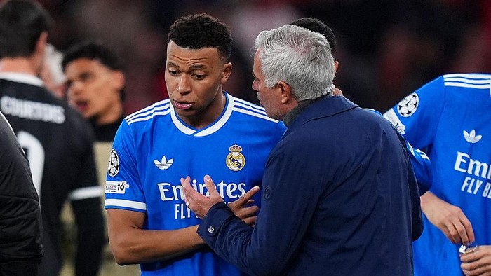 LISBON, PORTUGAL - FEBRUARY 17: Kylian Mbappe of Real Madrid speaks to Jose Mourinho, Head Coach of Benfica, during the UEFA Champions League 2025/26 League Knockout Play-off First Leg match between SL Benfica and Real Madrid C.F. at Estadio do SL Benfica on February 17, 2026 in Lisbon, Portugal. (Photo by Angel Martinez/Getty Images)