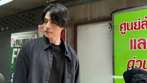 Dia membagikan beberapa foto saat di depan maupun di belakang layar. Foto: Instagram @leedongwook_official
