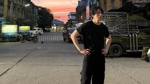 Lee Dong Wook membintangi A Shop for Killers Season 2. Pemeran Jinman, paman Jian itu, membagikan momen-momen di balik layar syuting serial yang tayang di Disney+ Hotstar. Dia membagikan kenangan selama syuting di Bangkok, Thailand. Foto: Instagram @leedongwook_official