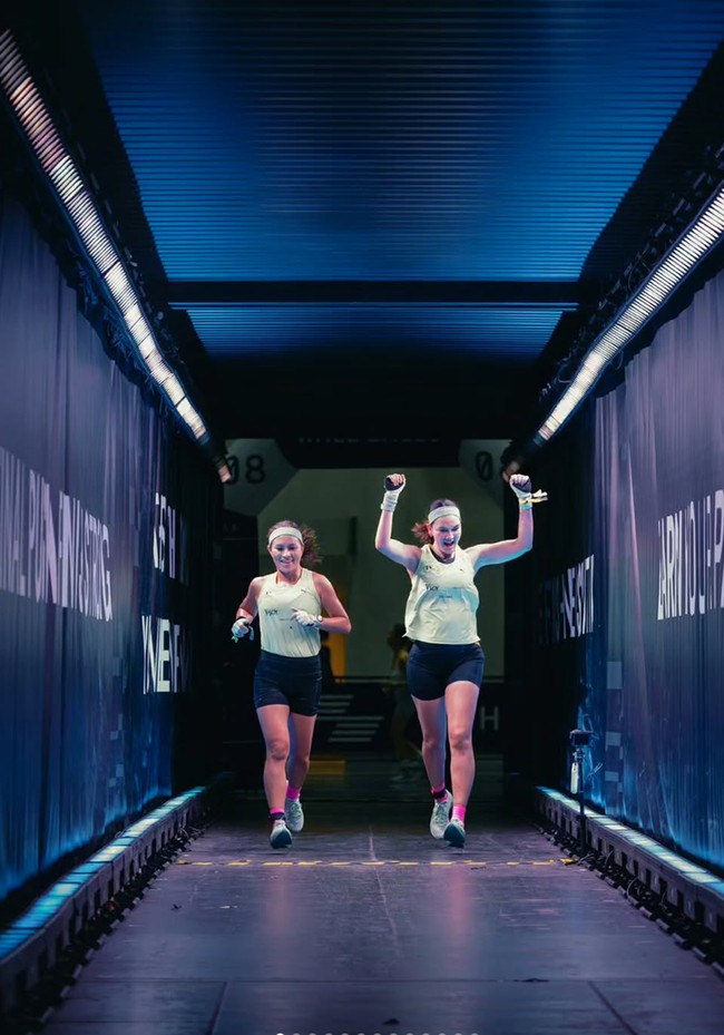 Luna Maya dan sahabatnya, Marianne Rumantir, turut memeriahkan HYROX Bangkok 2026. Momen tersebut dibagikan Luna ke akun Instagram pribadinya. Foto: Instagram/@lunamaya