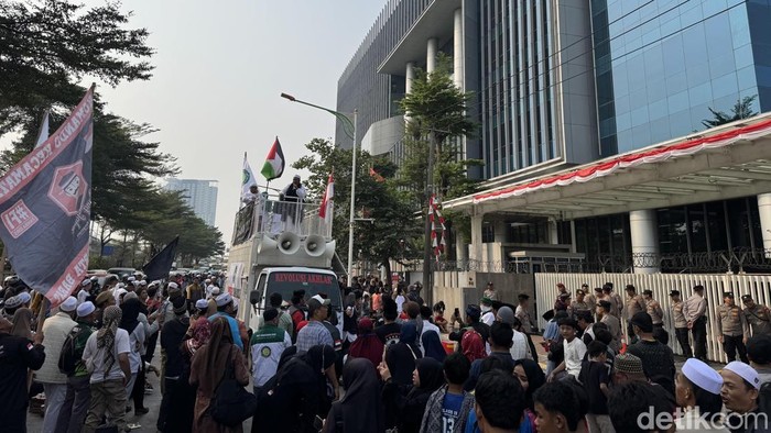 Massa dari berbagai ormas demo di Orang Tua (OT) Building di Cengkareng buntut tantangan menghafal surah Al-Quran dengan iming-iming hadiah sebotol miras. (Adhfar AS/detikcom)