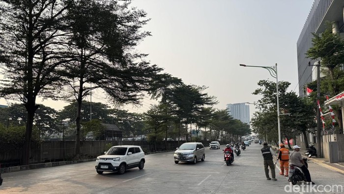 Massa demo di depan OT Building membubarkan diri. (Adhfar/detikcom)