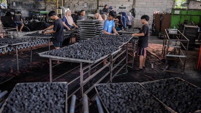 Pekerja menyortir arang briket di sentra produksi arang Harapan Agri Sentosa, Kota Serang, Banten, Kamis (13/8/2026). Industri UMKM padat karya yang memberdayakan 60 warga lokal tersebut memproduksi dua ton briket per hari untuk memenuhi permintaan ekspor ke kawasan Timur Tengah dan Eropa sebanyak 25 ton per kontainer dalam sekali pengiriman, dengan nilai mencapai 11.000 dolar AS per kontainer. ANTARA FOTO/Muhammad Bagus Khoirunas/kye