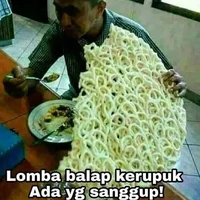 Nggak di gantung, tapi ini sih namanya KERUPUKKKKKK! Mau coba ikut lombanya? Foto: Instagram/@duhreceh.id