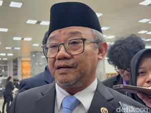 Video: Mendikdasmen Ungkap Alasan Buku Pelajaran Akan Diperbarui