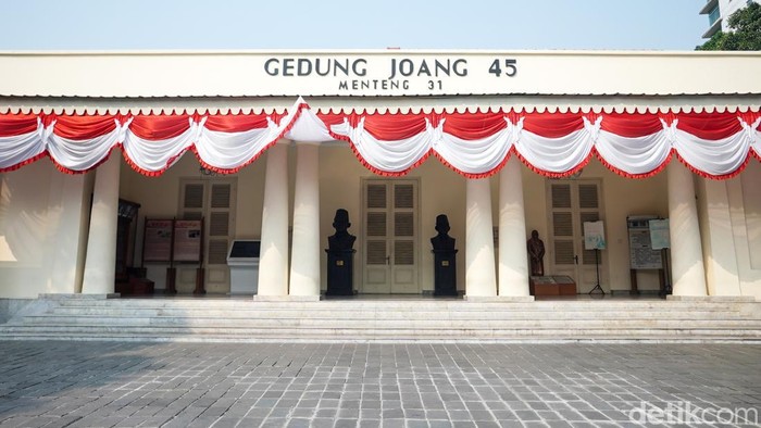 Museum Joang 45 menyimpan koleksi langka tentang perjuangan menuju kemerdekaan. Museum ini juga menyimpan mobil asli Soekarno dan Mohammad Hatta.
