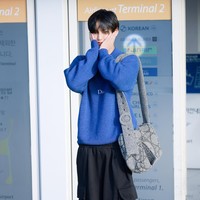 Pelantun THUNDER itu berbalut koleksi busana pria DIOR dari atas hingga bawah. Mulai dari sweater rajut biru berkerah V, celana pendek cargo hitam, sepatu bot abu-abu DIOR Roadie, sampai tas selempang bermotif khas rumah mode Prancis itu. Foto: dok. X