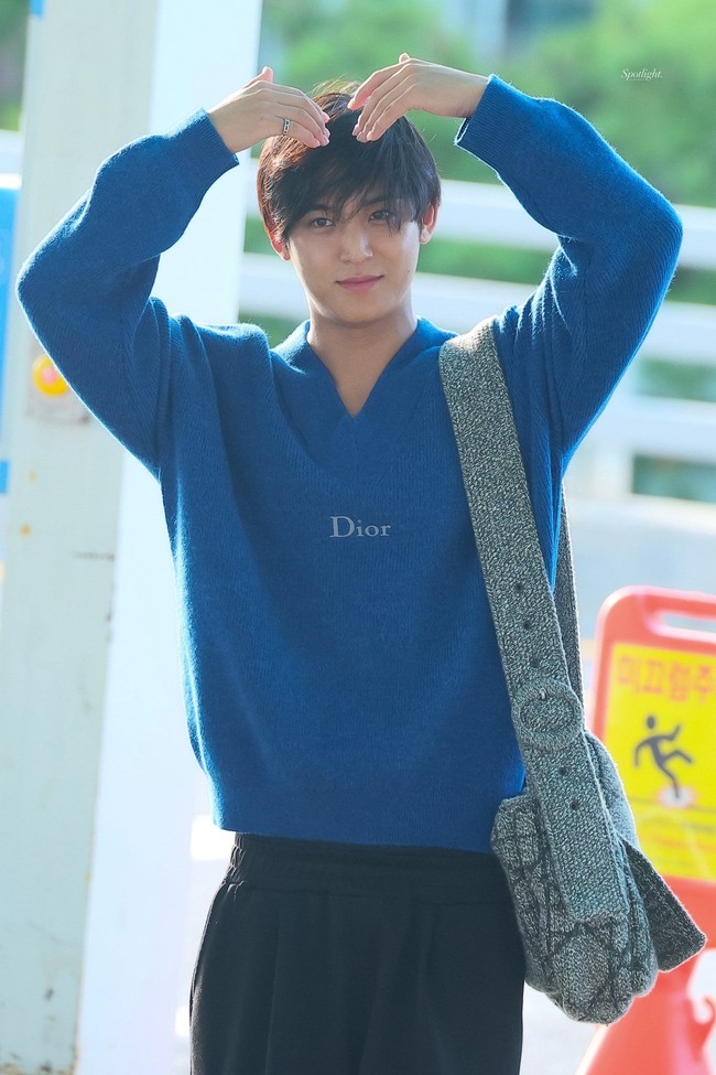 Kedatangan sang Prince DIOR disambut antusias oleh CARAT Indonesia. Kerumunan penggemar sudah terlihat mengantre di luar Plaza Senayan Jakarta sejak dini hari demi mendapatkan wristband dan menempati fan zone event tersebut. Foto: dok. X