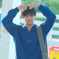 Kedatangan sang Prince DIOR disambut antusias oleh CARAT Indonesia. Kerumunan penggemar sudah terlihat mengantre di luar Plaza Senayan Jakarta sejak dini hari demi mendapatkan wristband dan menempati fan zone event tersebut. Foto: dok. X