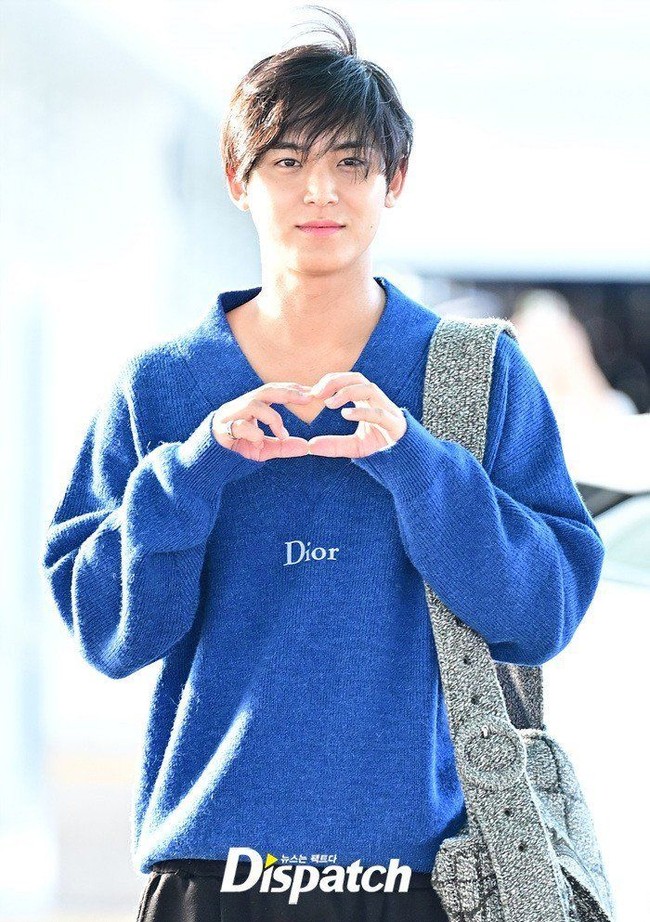 Penampilan Mingyu semakin soft dan membuat CARAT gemas lantaran membiarkan poninya menutupi bagian dahi, terlihat natural tanpa styling. Foto: dok. X