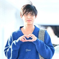 Penampilan Mingyu semakin soft dan membuat CARAT gemas lantaran membiarkan poninya menutupi bagian dahi, terlihat natural tanpa styling. Foto: dok. X