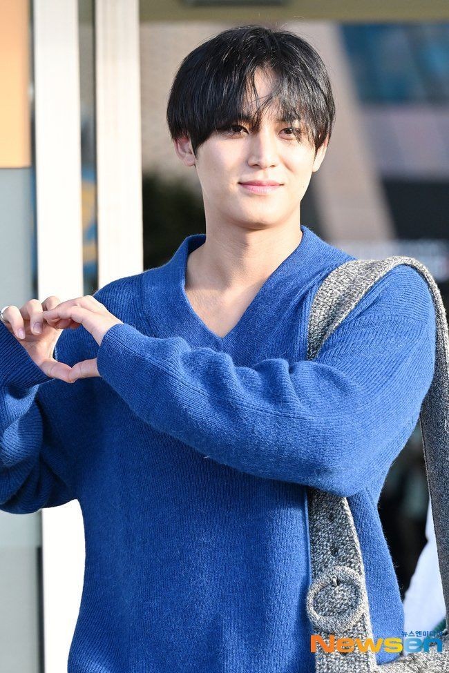 Sehari sebelum event, Kamis (13/8/2026), Mingyu telah terlihat di Bandara Internasional Incheon jelang penerbangan ke Jakarta. Terlihat tampan dan menawan dengan wajah bareface. Foto: dok. X